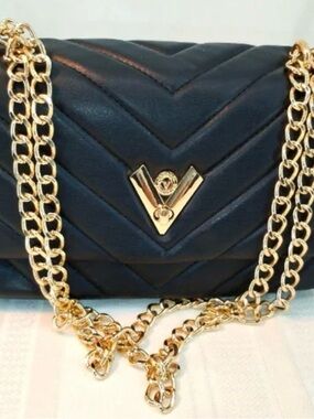 Elegant Black Quilted Shoulder Bag with Gold Accent